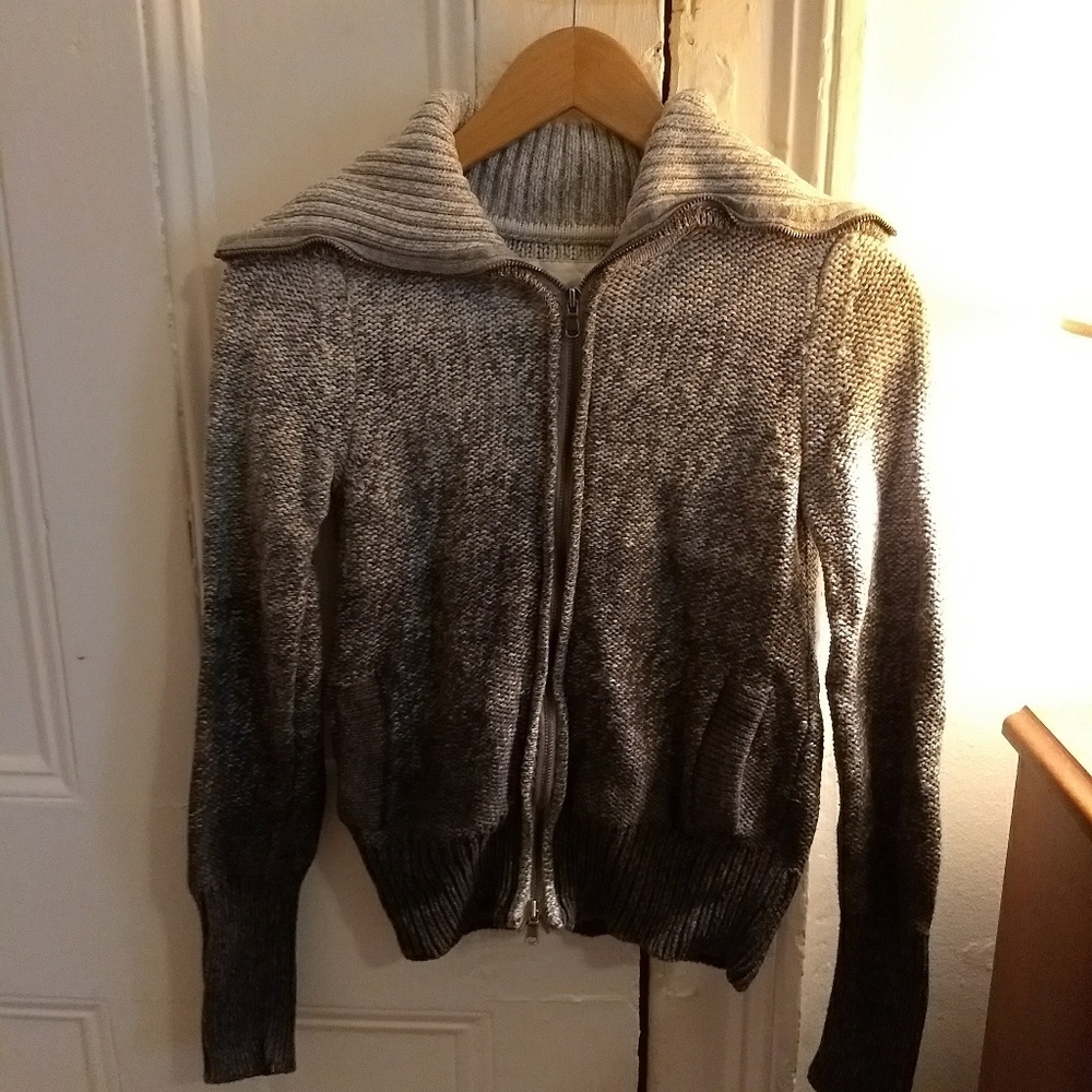 America Eagle medium gra and white zip up cardigan